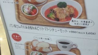 イートインカフェ併設。焼きたてパン対面販売のお店。