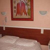 小さいベランダがついていて、テーブルとイスも置いてある