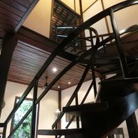 ２階にはらせん階段で上がります