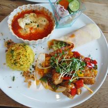 お肉料理のプレート（スープ付）