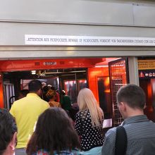 エレベーターに乗り込みます