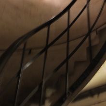 こんならせん階段を上ります