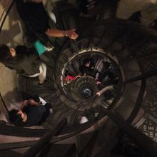 らせん階段を上る人たち（上から見た図）