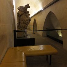 らせん階段を乗り切ると休憩ベンチ