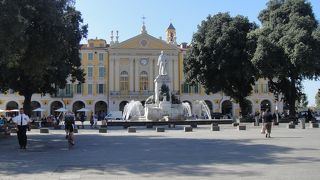 英雄ガリバルディの像が建っています