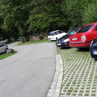 朝イチで観光しチェックOUT後車で下山。歩かずにノイ城観光!