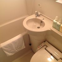 何の変哲もないユニットバス、水圧は申し分ない