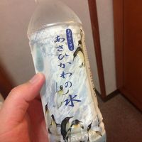 ホテル内の自販機で地元のボトルドウオーターを販売