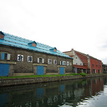 運河プラザ前は運河と倉庫が広がります。