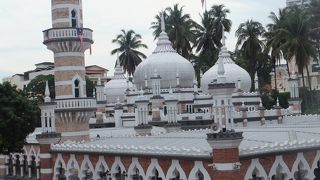 旧国立モスク、クアラルンプールの町の名前の由来となった地点に今でも現役で存在します