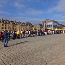 入場待ちの行列