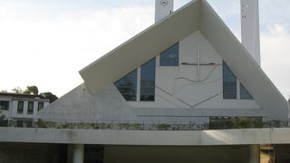 モダンな外観の聖堂