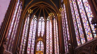 ステンドグラスは必見