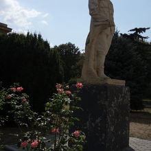 スターリン博物館の庭のスターリン像。もとは市庁舎前にあった