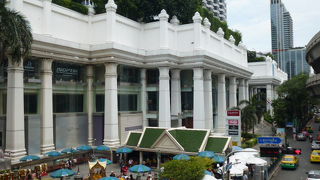 エラワン梵天堂の隣です