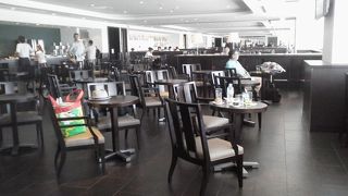 出発前のひとときを「羽田空港国内線ラウンジ 北ウィング (サクララウンジ)」