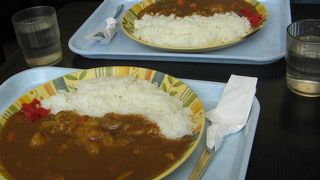 控えめに空港の隅っこにありました