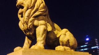 勇ましいライオンがお出迎え