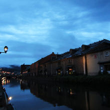 博物館から道路を渡ると運河。