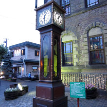 一角に建つ蒸気時計