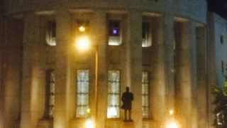 ライオン橋の前の円柱ビル