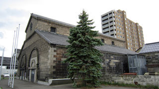 石造りの重厚な建物。