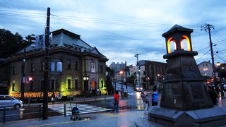 メルヘン交差点に立つ。