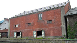 運河で味を出すレンガ造り。