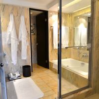 バスタブ、シャワーブース、お手洗いがそれぞれ独立しています。