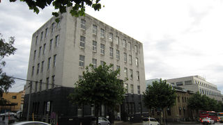 白黒のコントラストが特徴。