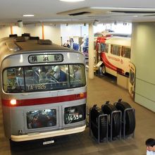 バスの展示。奥は昔のデマンドバス。
