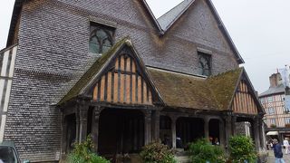 坂を上ったところにある教会