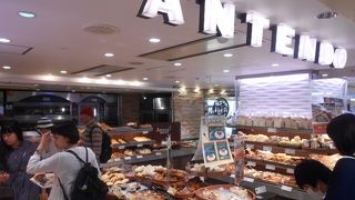 焼き立てのパン