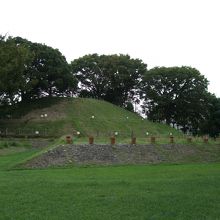 前方後円墳の一種で、帆立貝の形をしています