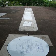 頂上には主体部からの出土品が図解された石盤があります