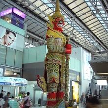 チェックインカウンター中央には、鬼？のオブジェ