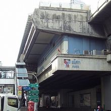 アソーク駅。ターミナル21への連絡通路がある