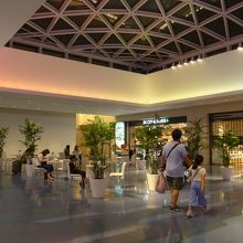 広々とした連絡通路