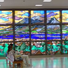 駅構内の桜島・ステンドグラス