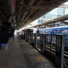 ホームは細目ですが、転落防止の柵が設置されています