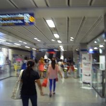 スクンビッド駅改札近くです。