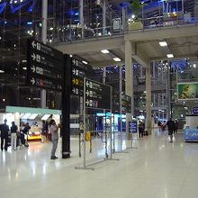 空港でも駅までの案内が明示されています。