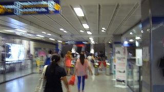 地下鉄駅。高架鉄道（BTS）のアソーク駅も至近