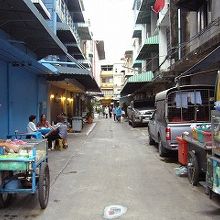 駅から地上に出て、裏通りに行くと庶民的なエリアになります。