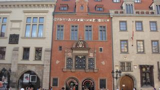 旧市庁舎の１階にあります。