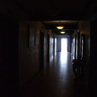 薄暗い長い廊下