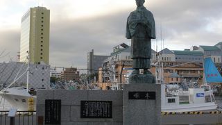 港文館敷地内に設置されています