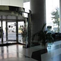 この回転ドアは、一つに何人も入れます。