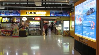 国内線ターミナルのフードコートは充実