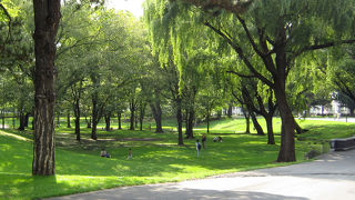 キャンパス内を流れる小川。